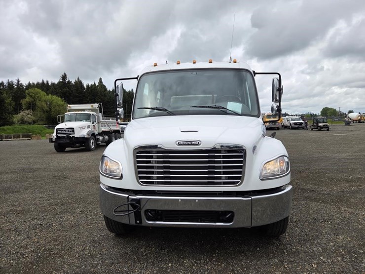 2020-freightliner-m2-crew-cab-chipper-dump-truck-image-2