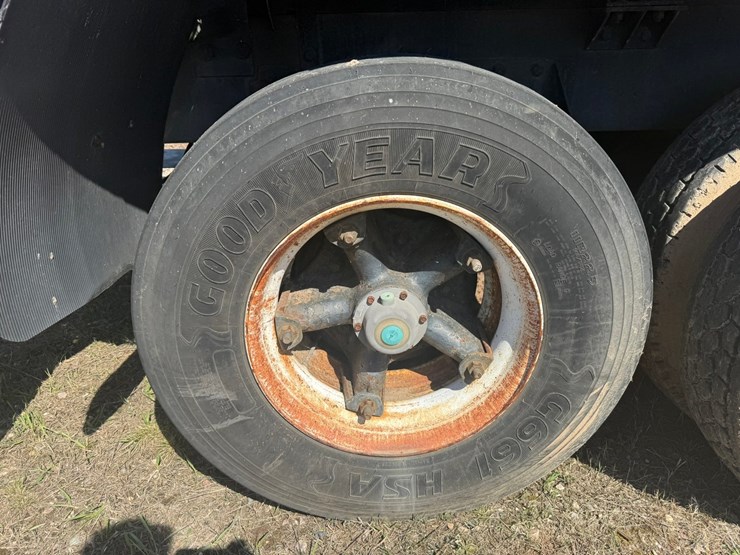 #1119-•-1990-international-navistar-paystar-5000-26'-flat-bed-truck-image-84