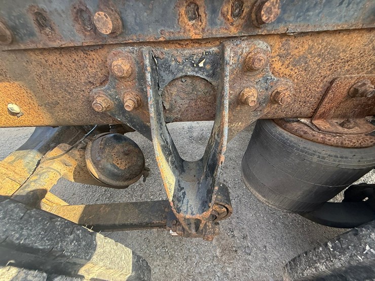 #1262-•-2004-international-9400i-6x4-sleeper-cab-truck-tractor-image-41