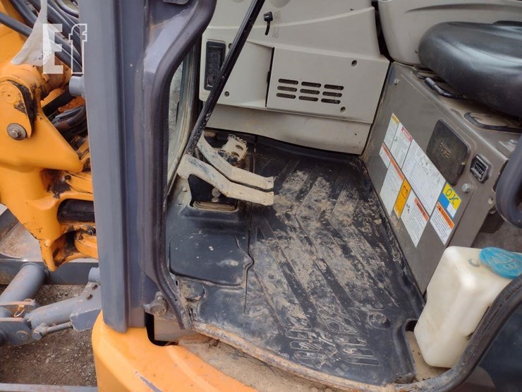 2017-case-cx36b-image-10