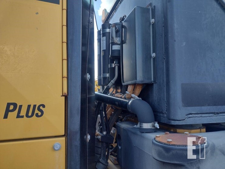 2010-caterpillar-120m-image-39