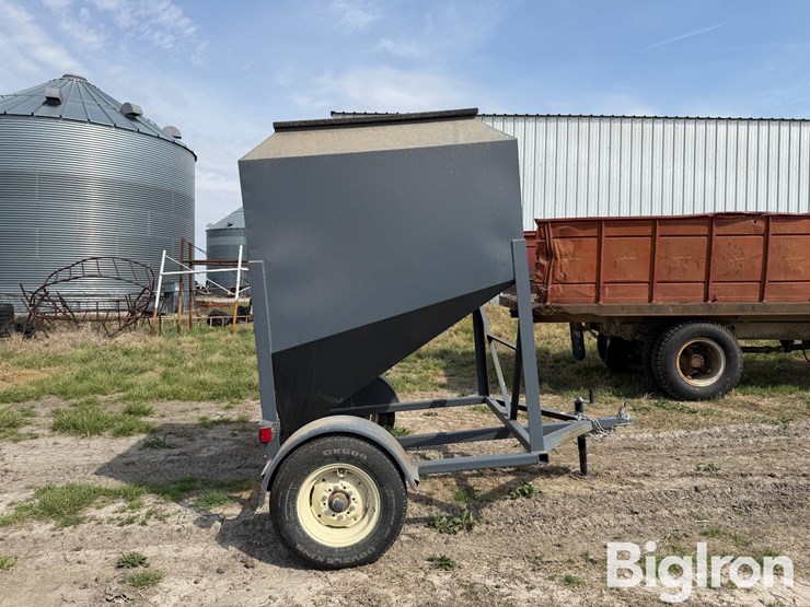 l-h-versa-tote-portable-feed-bin-image-8