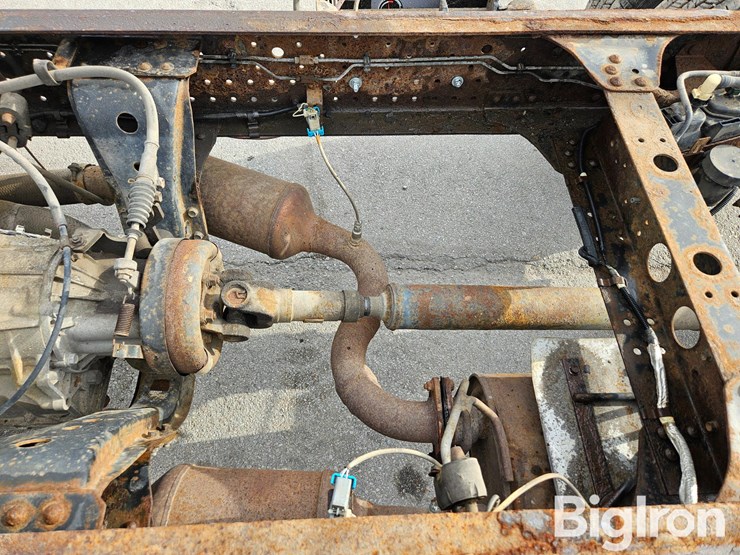 2015-isuzu-npr-image-17