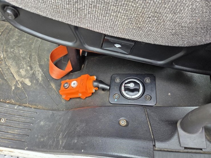 2020-freightliner-m2-crew-cab-chipper-dump-truck-image-8