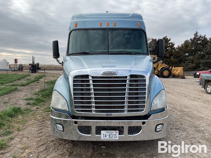 2012-freightliner-cascadia-113-image-2