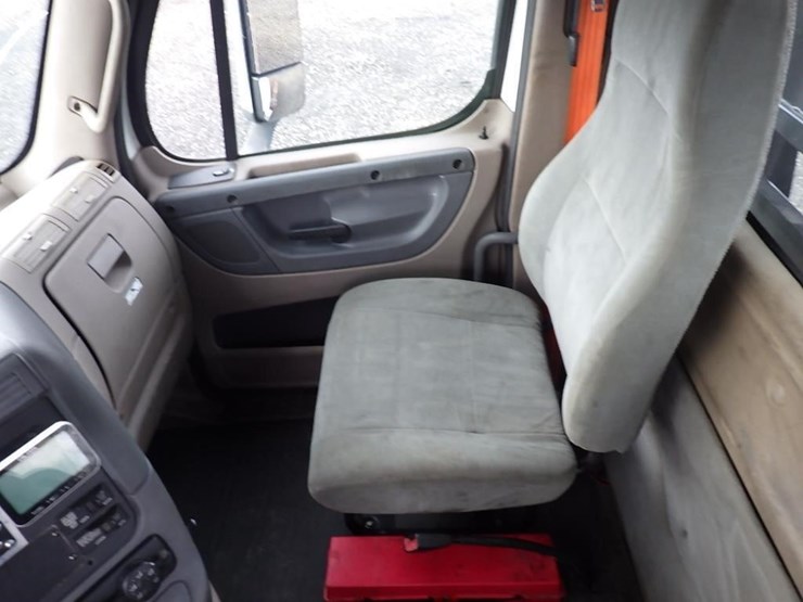 2012-freightliner-cascadia-125-image-98