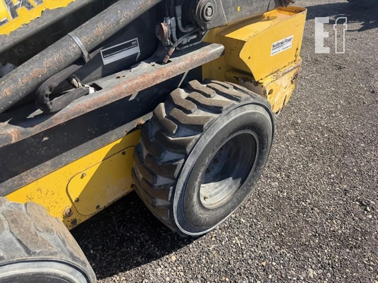 new-holland-l220-image-11