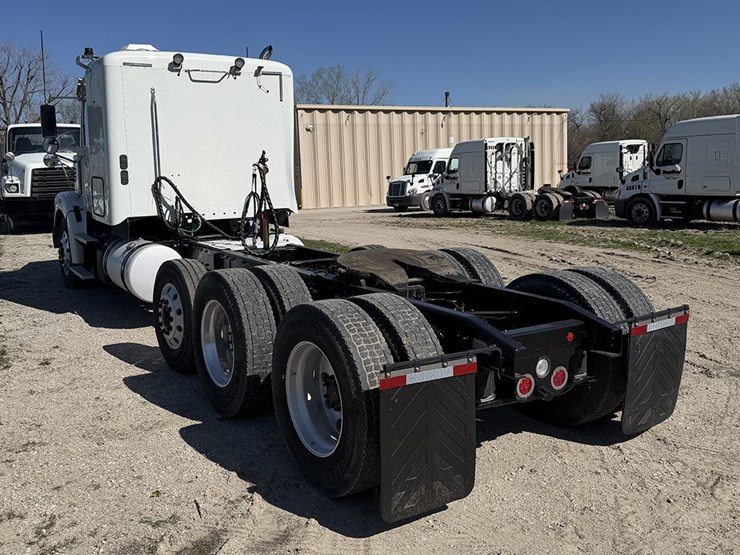 2020-freightliner-122sd-image-2