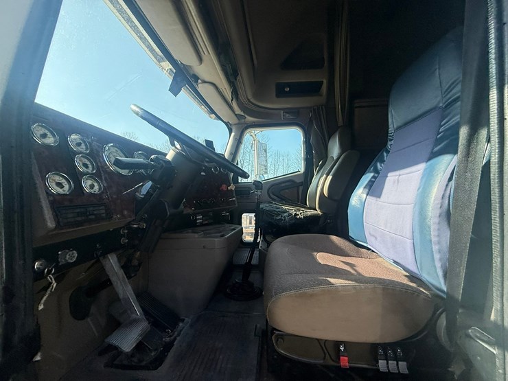 #1262-•-2004-international-9400i-6x4-sleeper-cab-truck-tractor-image-61