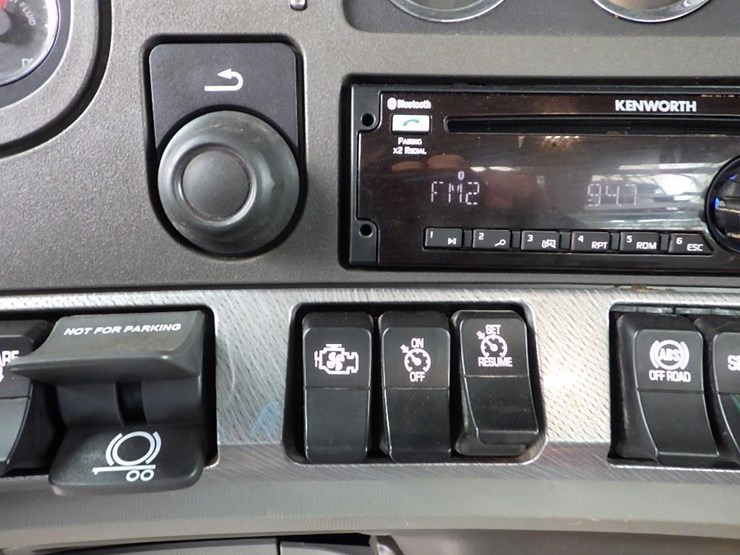 2019-kenworth-t880-image-100