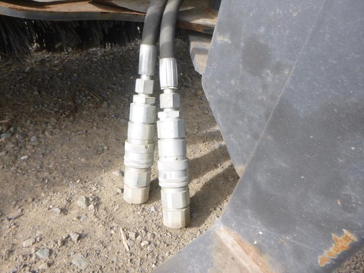 jct-72"-skid-steer-angle-broom-image-6