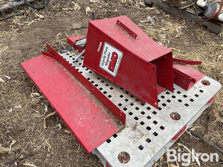 dmc-gravity-flow-grain-spreader-image-9