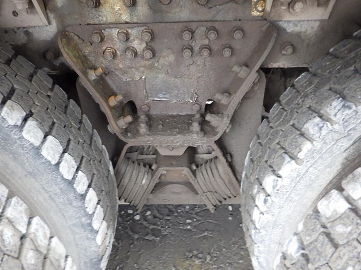 2005-peterbilt-pb330-22'-t/a-fuel-lube-truck-image-54