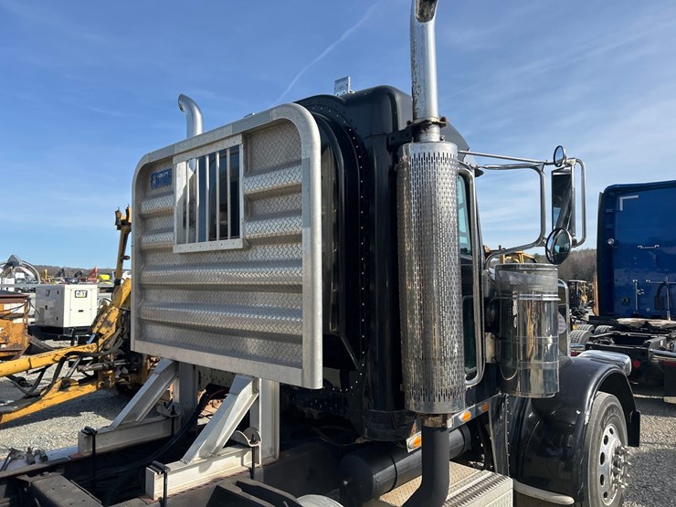 peterbilt-388-image-16