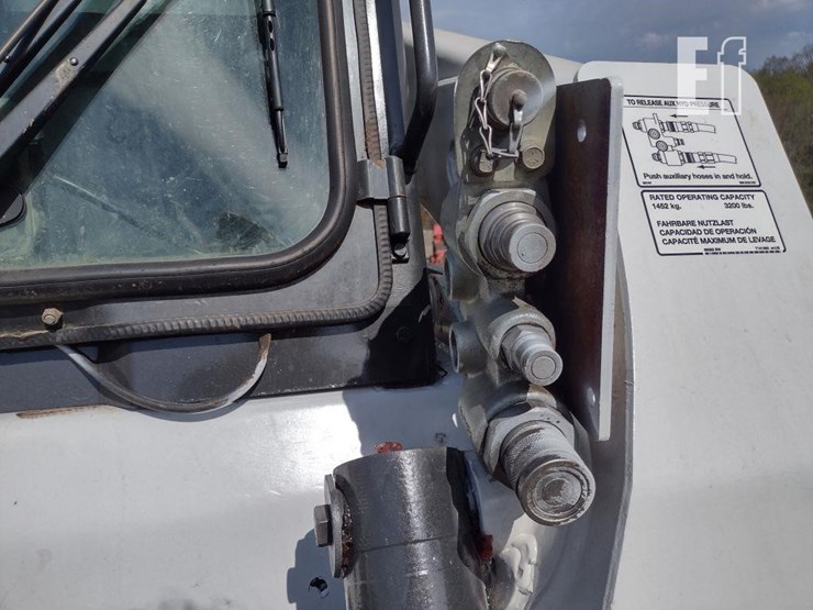 2009-bobcat-t320-image-23