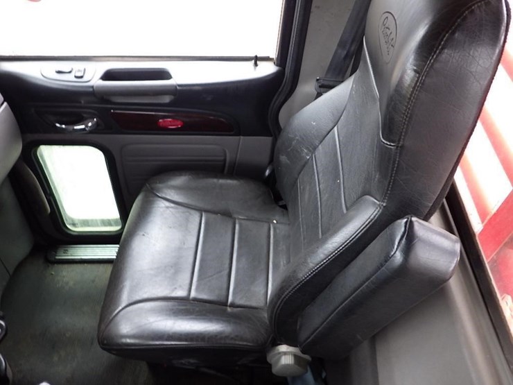 2016-peterbilt-3-axle-logging-truck-image-100