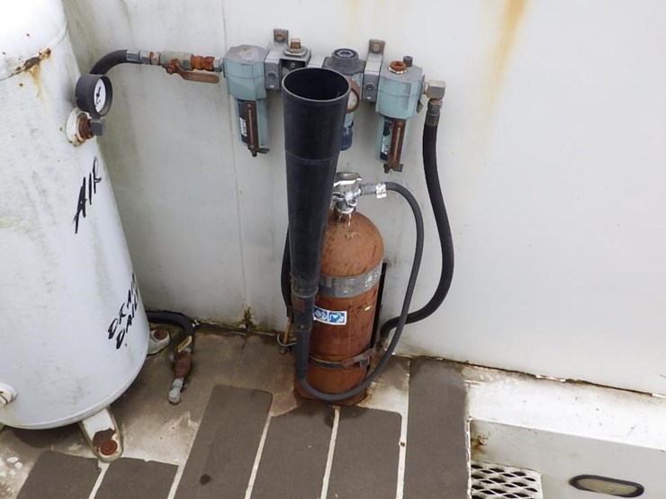 2005-peterbilt-pb330-22'-t/a-fuel-lube-truck-image-24