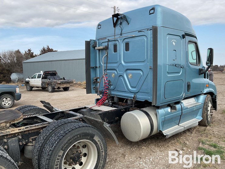 2012-freightliner-cascadia-113-image-4