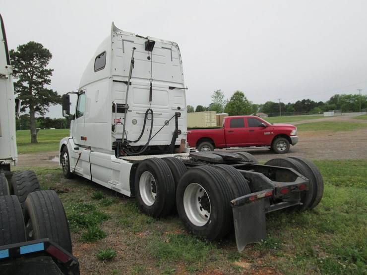 #46184-•-2008-volvo-t/a-sleeper-truck-tractor-4v4nc9gh08n482694-image-4