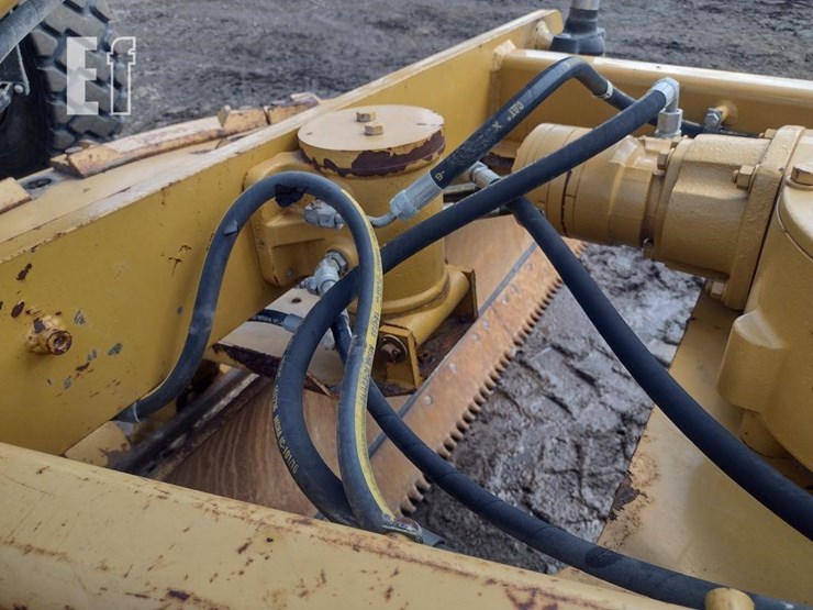 2010-caterpillar-120m-image-36