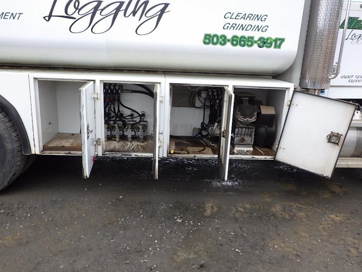 2005-peterbilt-pb330-22'-t/a-fuel-lube-truck-image-32