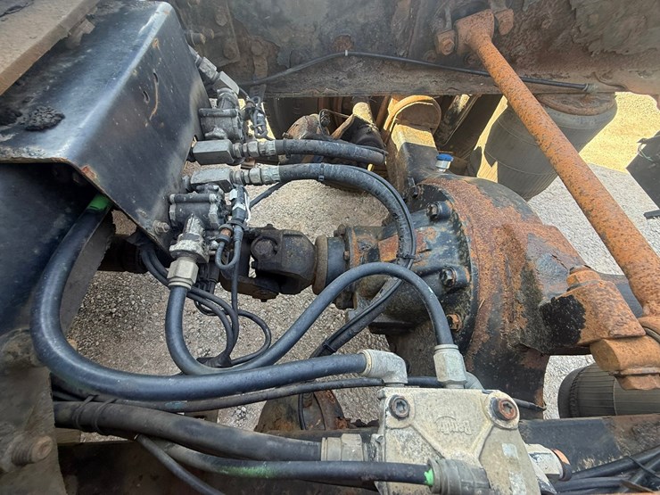 #1262-•-2004-international-9400i-6x4-sleeper-cab-truck-tractor-image-54