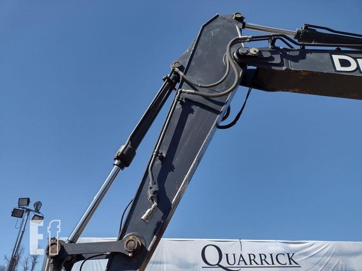 2014-deere-245g-lc-image-26