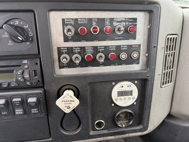 2012-international-7600-image-40