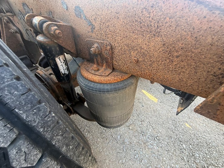 #1262-•-2004-international-9400i-6x4-sleeper-cab-truck-tractor-image-38