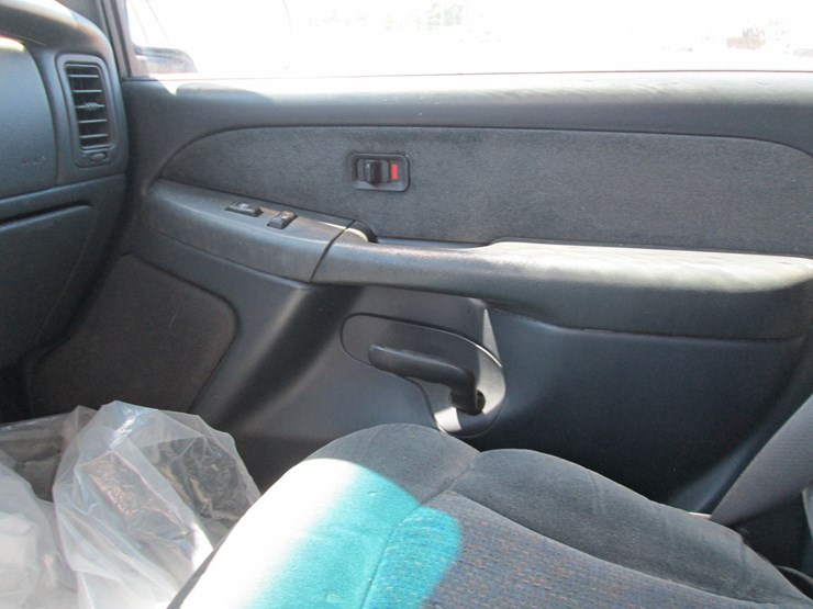 2001-chevrolet-3500-image-32