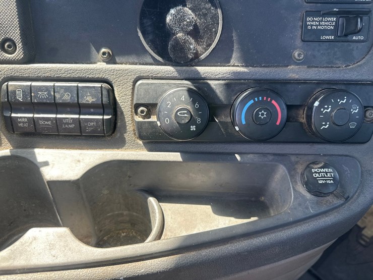 2014-massey-ferguson-8-image-39