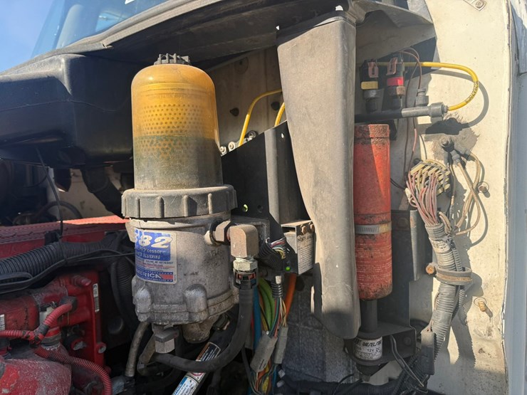 #1262-•-2004-international-9400i-6x4-sleeper-cab-truck-tractor-image-16