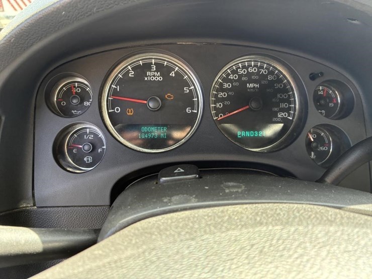 2007-chevrolet-suburban-image-15