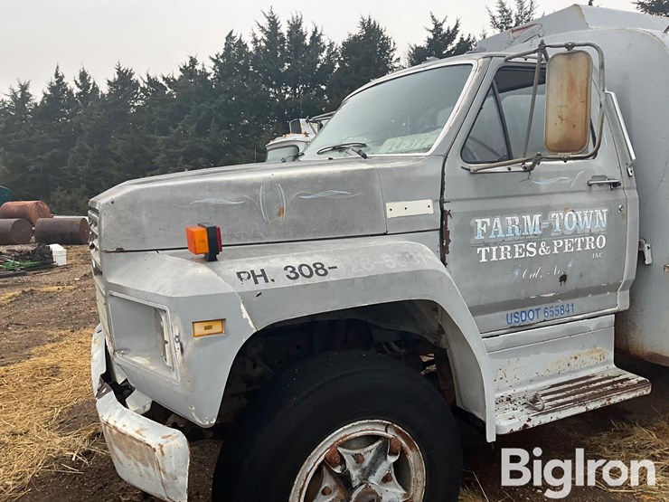 1983-ford-f800-image-9