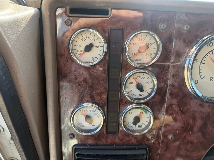 #1262-•-2004-international-9400i-6x4-sleeper-cab-truck-tractor-image-74