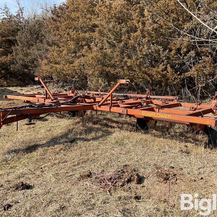 Sunflower FC-24 Chisel Plow W/Harrow