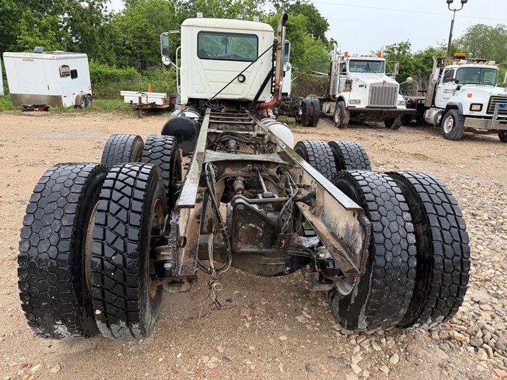 2009-mack-granite-gu713-image-10