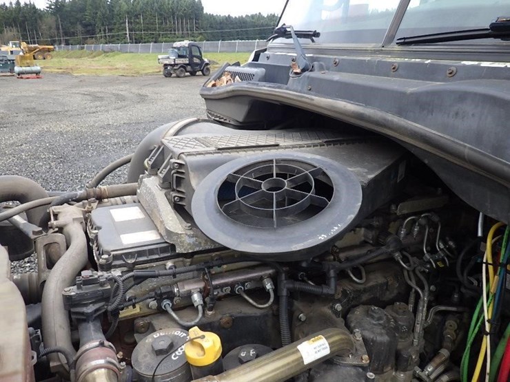 2012-freightliner-cascadia-125-image-30