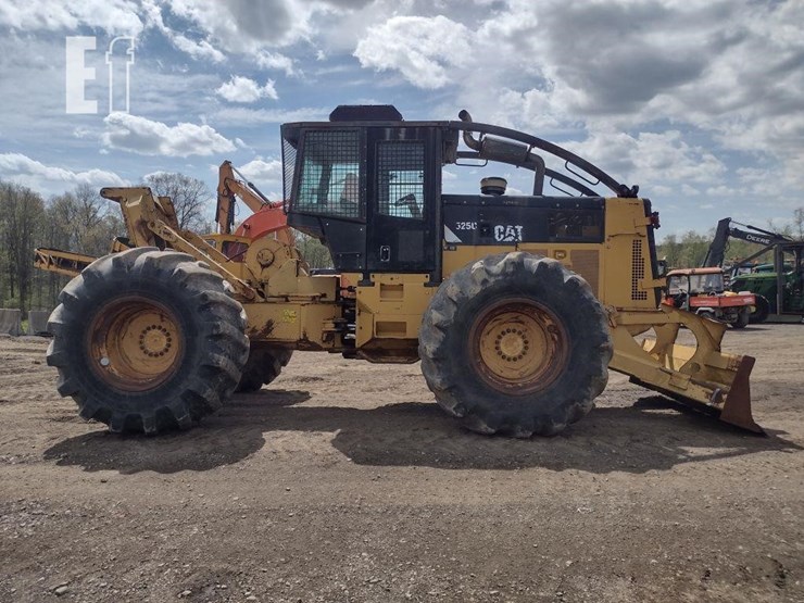 2011-caterpillar-525c-image-3