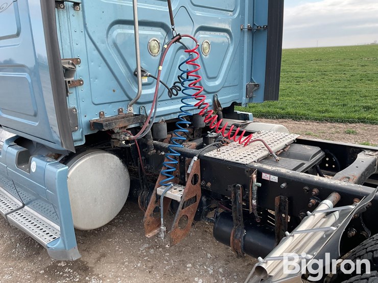 2012-freightliner-cascadia-113-image-12