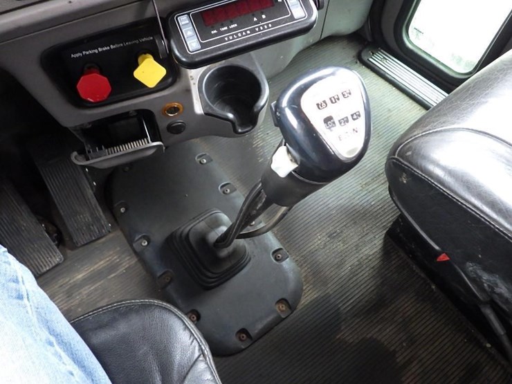 2016-peterbilt-3-axle-logging-truck-image-94