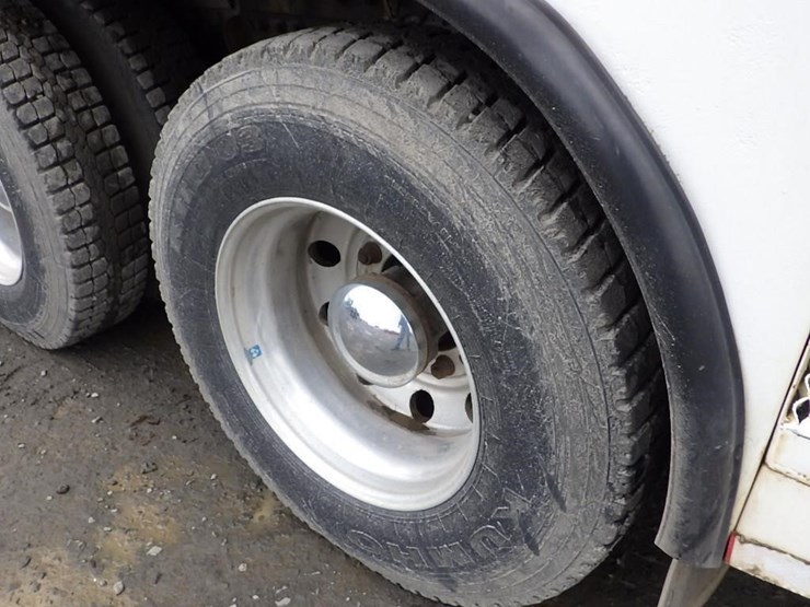 2005-peterbilt-pb330-22'-t/a-fuel-lube-truck-image-53