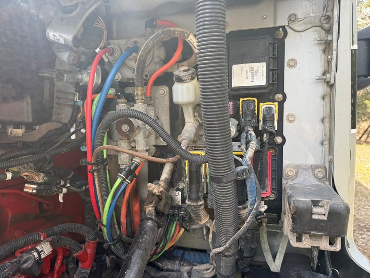 2015-peterbilt-579-image-13