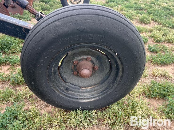 16r30-strip-tiller-image-15