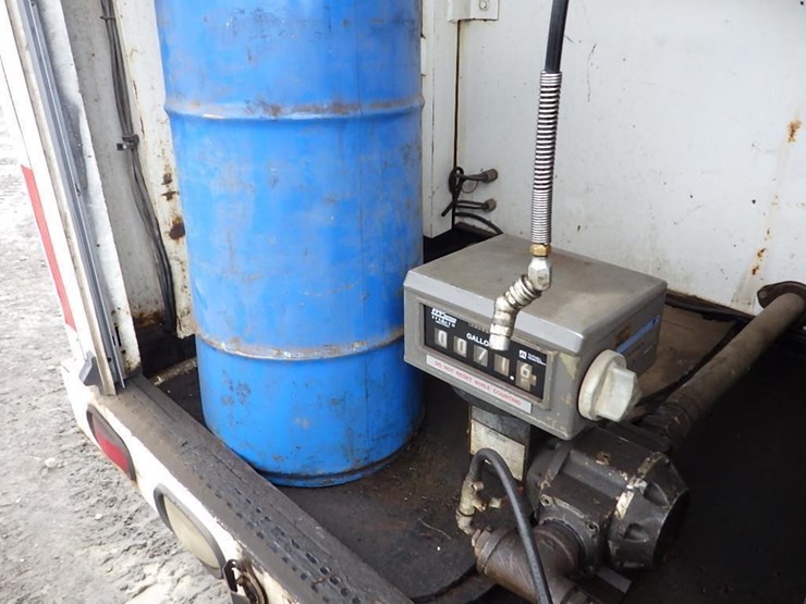 2005-peterbilt-pb330-22'-t/a-fuel-lube-truck-image-16