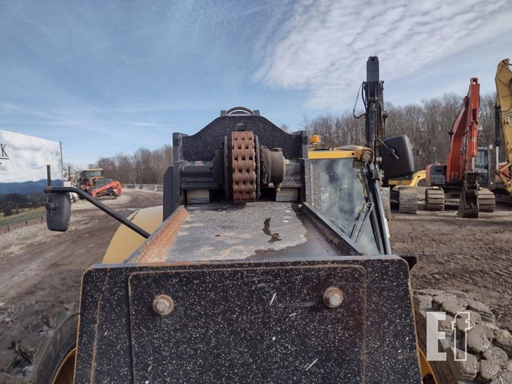 2019-caterpillar-tl1055d-image-16