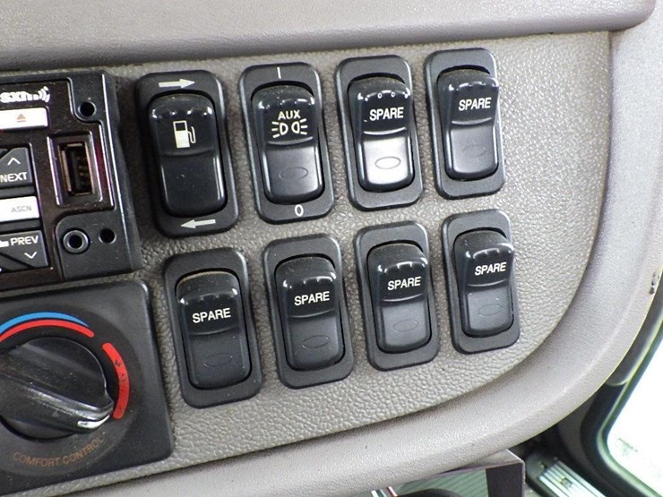 2016-peterbilt-3-axle-logging-truck-image-91