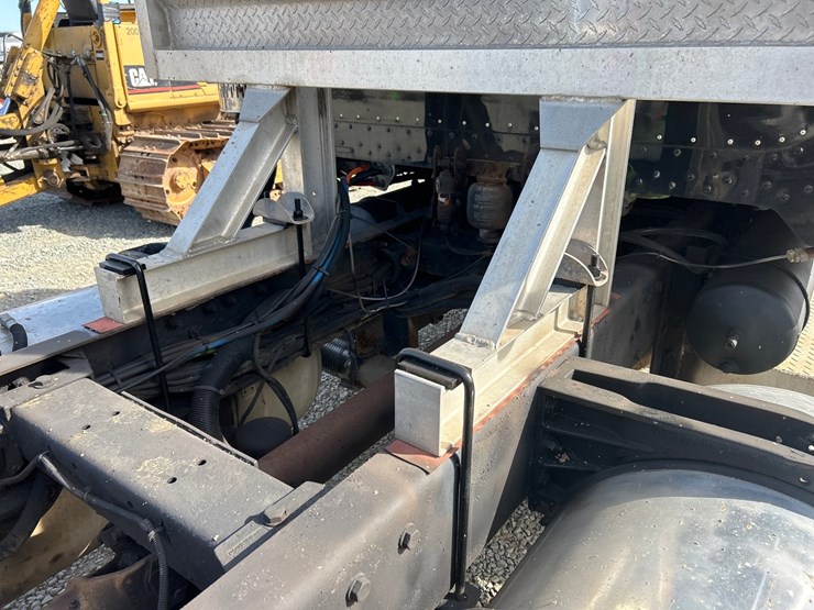 peterbilt-388-image-18