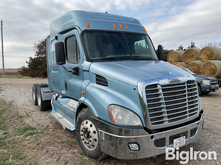 2012-freightliner-cascadia-113-image-3