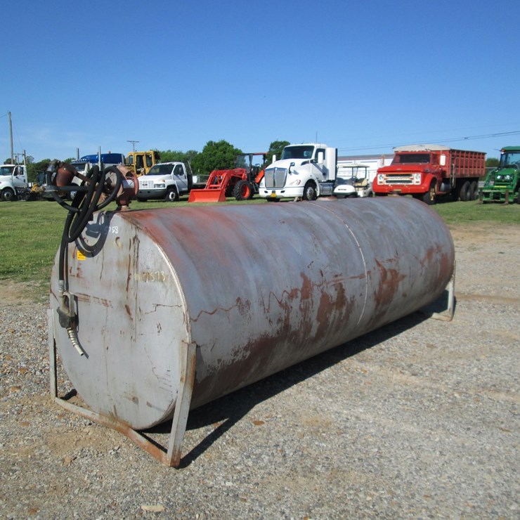 #46208 • 1000gal Fuel Tank w/Hand Pump